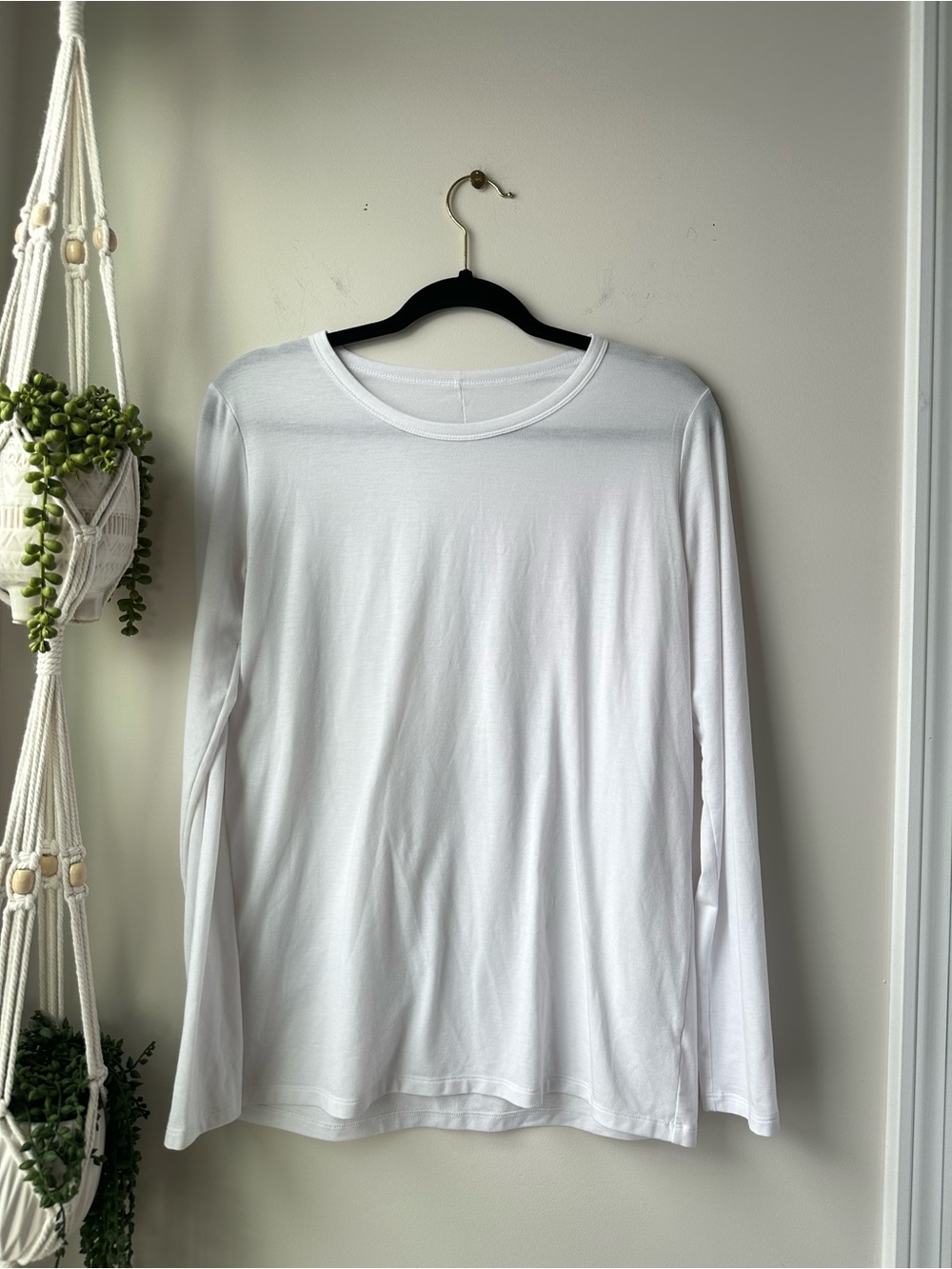 ALO Yoga Men's Long-Sleeve Crew Neck Shirt in White